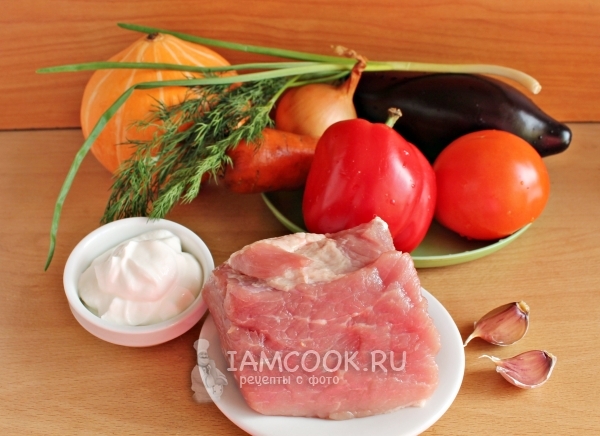 Ingredienser til matlaging av svinekjøtt bakt med grønnsaker i ovnen