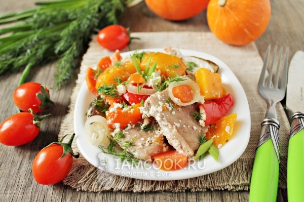 Foto av svinekjøtt bakt med grønnsaker i ovnen