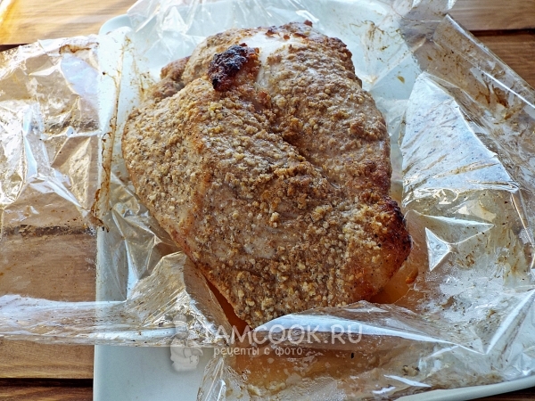 Carne de porco assada no forno em um pedaço de manga