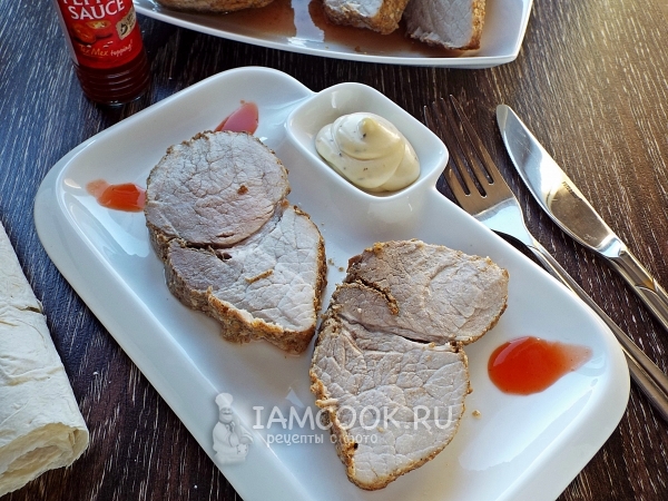 Foto de carne de porco assada no forno em um pedaço de manga