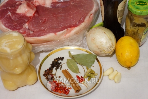 Ingredienser til svinekjøtt bakt i marinade i ovnen