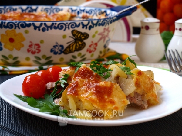 Kant-en-klare varkensvlees met aardappelen en kaas in de oven