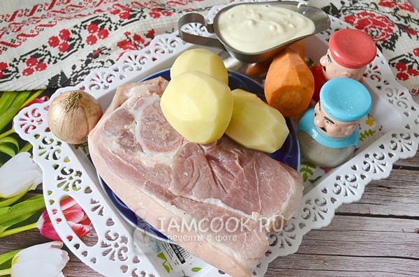Ingrediente pentru carne de porc cu cartofi în smântână în cuptor
