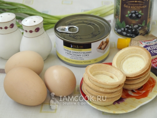 Bahan-bahan untuk tartlets dengan tuna dalam tin