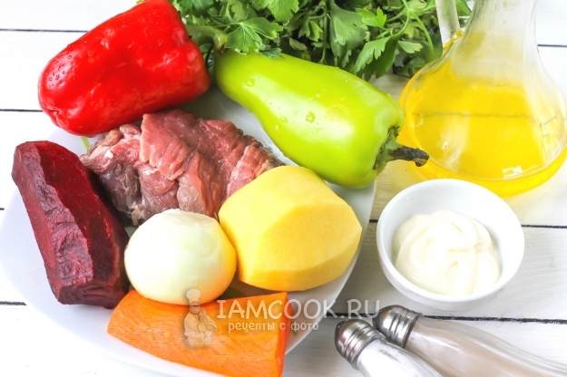 Sığır eti ile Tatar salatası için malzemeler