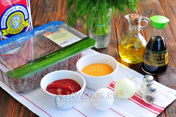 Ingredientes para almôndegas sem arroz com molho de tomate em uma frigideira