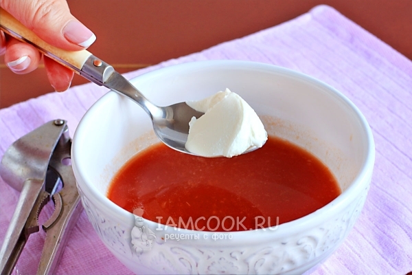 Campurkan pes tomato, krim masam dan bawang putih