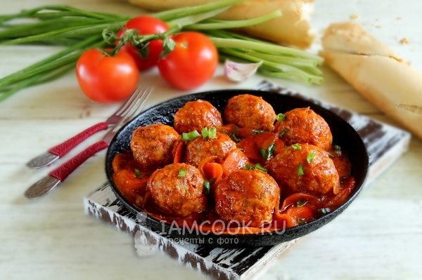 Foto bebola daging dengan sos tomato dalam kuali