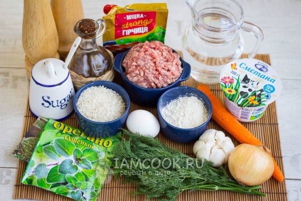 Ingredienser til kjøttboller i rømme saus i ovnen og i stekepanne