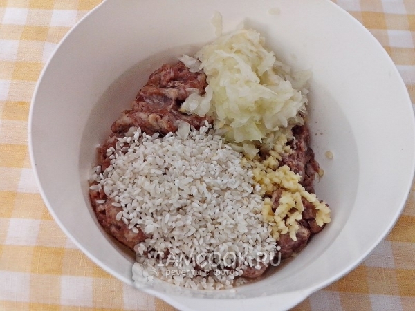 Masukkan beras, bawang putih dan bawang dalam daging cincang