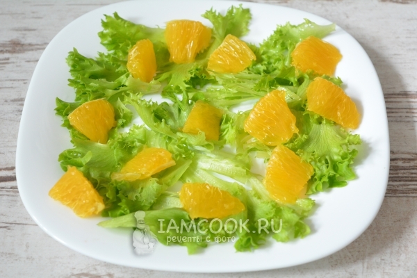 Umieść na talerzu liście sałaty i pomarańczowe