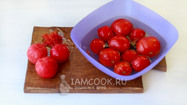 Kabuğu domateslerden çıkarın