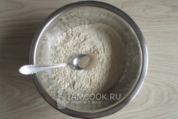 Campurkan ragi dengan tepung