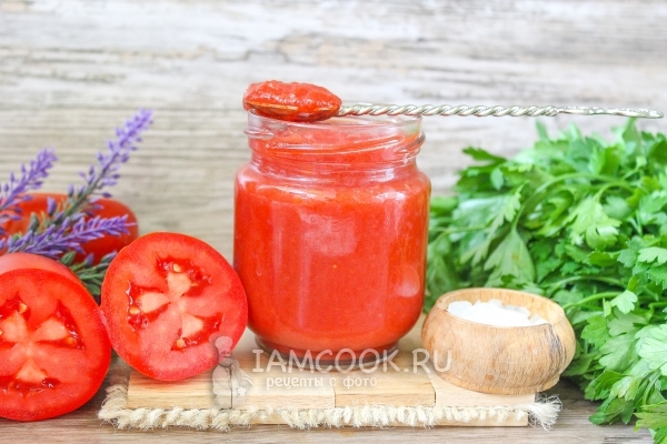 Fotografia pomidorowa pasta dla zimy w domu