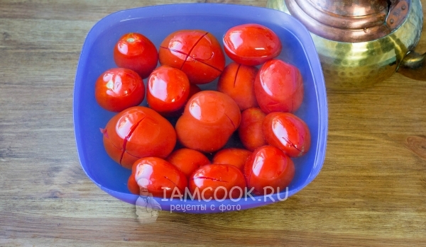 Wlać pomidory wrzątkiem