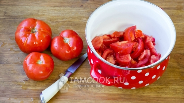 Klipp tomater og sett i en kasserolle