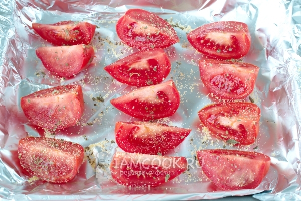 Taburkan tomato garam dan rempah