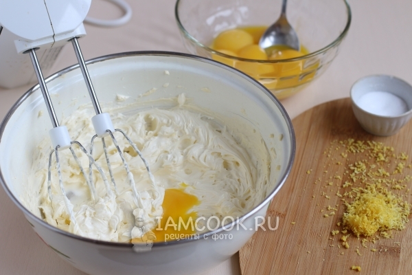 Adicione as gemas à manteiga batida com açúcar