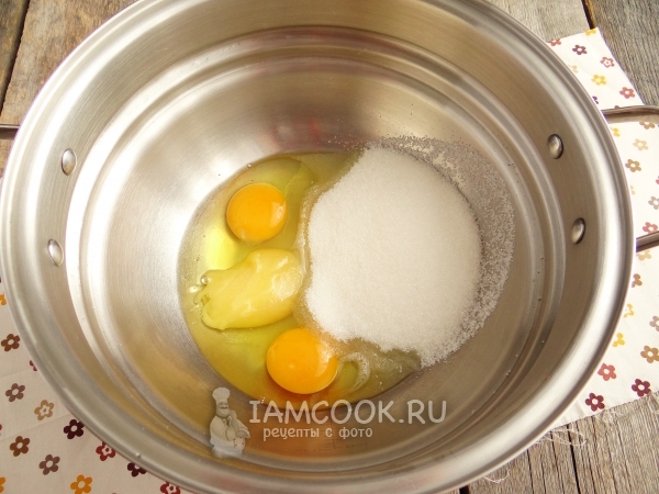 Połącz jajka z miodem i cukrem