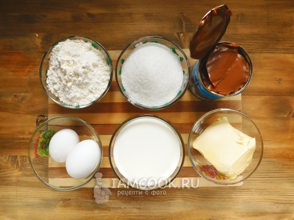 Ingredienser til kake fra hjemmelagde vafler og kondensert melk