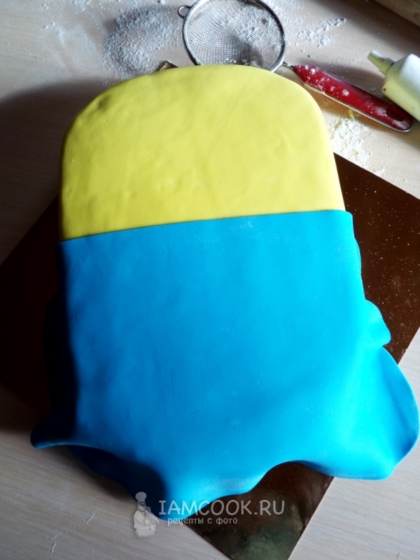 Tutup sebahagian daripada kek dengan labu biru