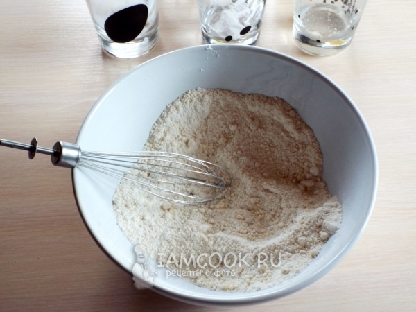 Combine açúcar em pó, amêndoa e farinha de trigo
