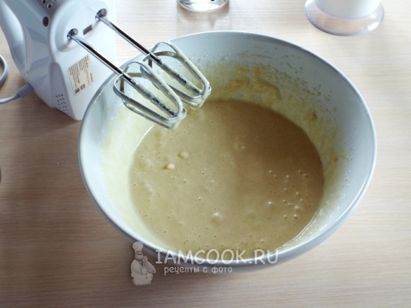 Misture a mistura seca com ovos