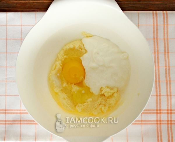 Tambah krim masam dan telur