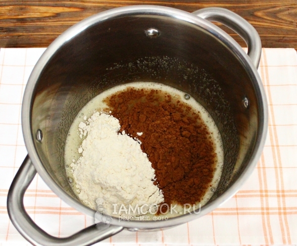 Tuangkan dalam tepung dan koko