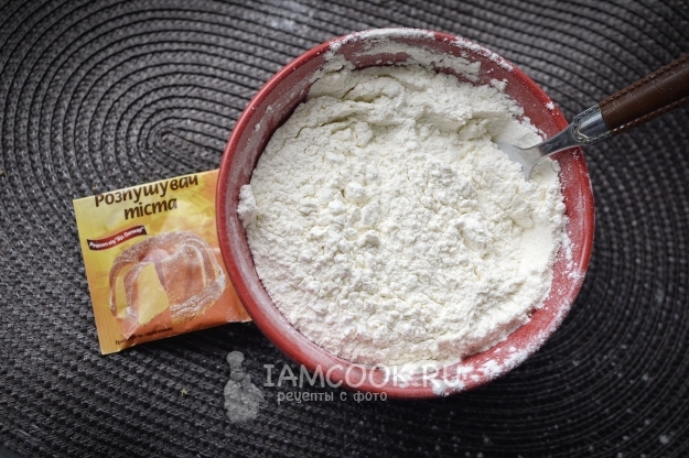 Campurkan tepung dengan serbuk penaik