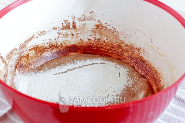 Tuangkan dalam koko dan tepung