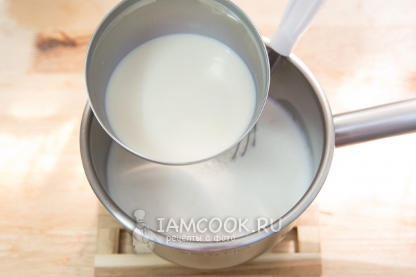 Despeje na mistura de pudim de leite
