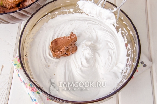 Tambah krim coklat dalam souffle