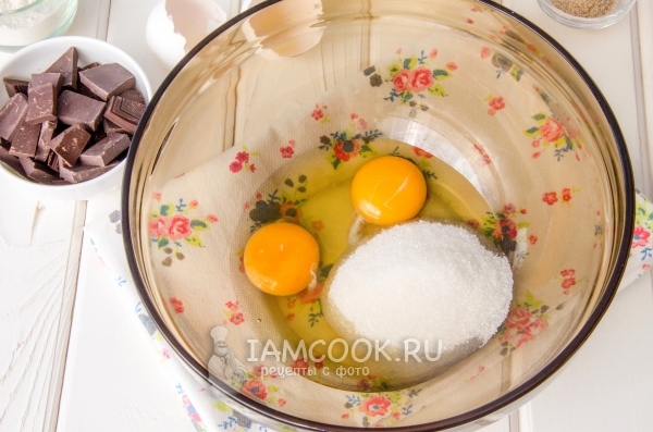 Telur dengan gula dalam mangkuk