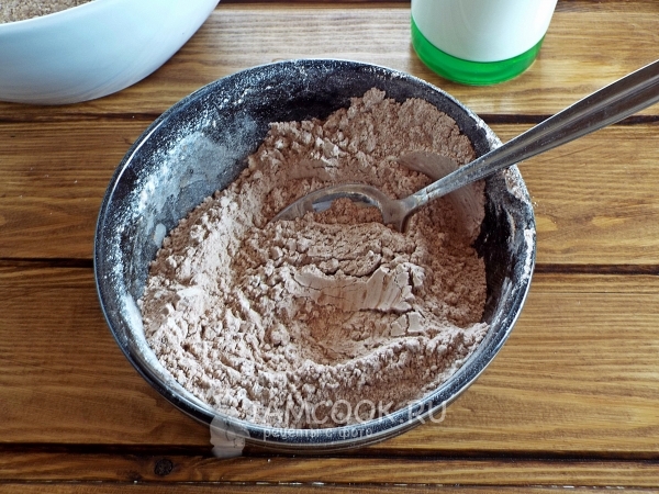 Wymieszaj mąkę, kakao i proszek do pieczenia