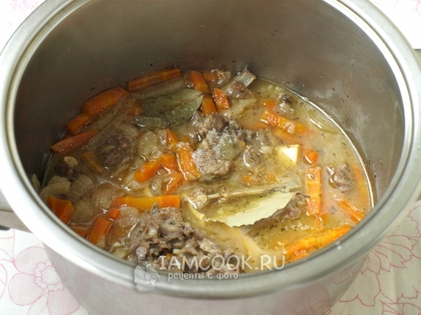 Gătit miel preparat cu ceapă și morcovi