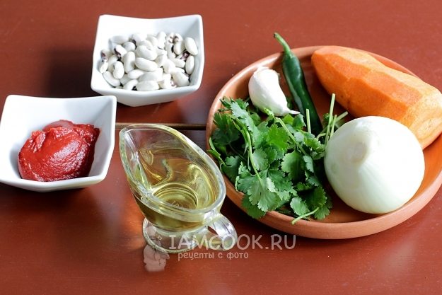Bahan-bahan untuk kacang rebus dengan tomato dan lobak merah