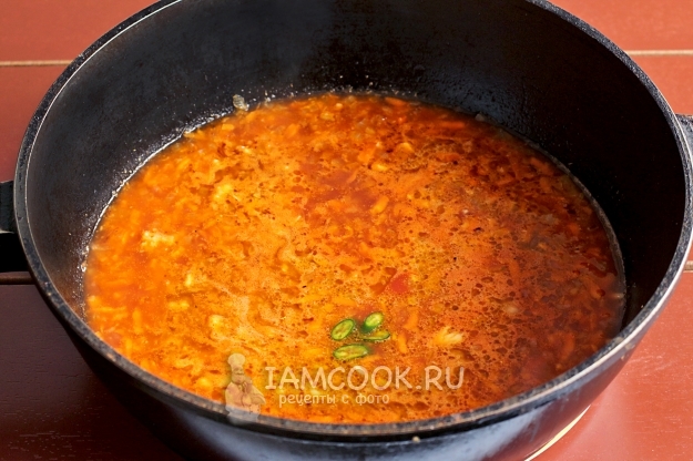 Tuangkan sos tomato