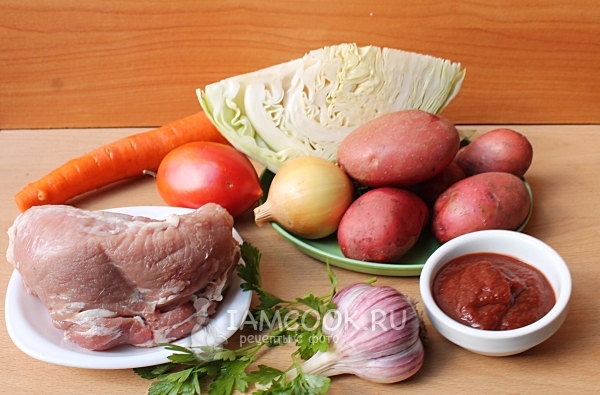 Składniki na duszoną kapustę z ziemniakami i mięsem