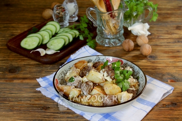 Nuotrauka iš troškintų bulvių su malta mėsa