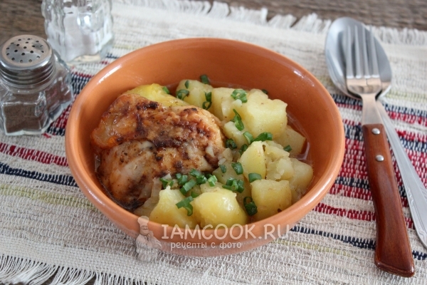 Gambar rebusan kentang dengan ayam dalam mangkuk
