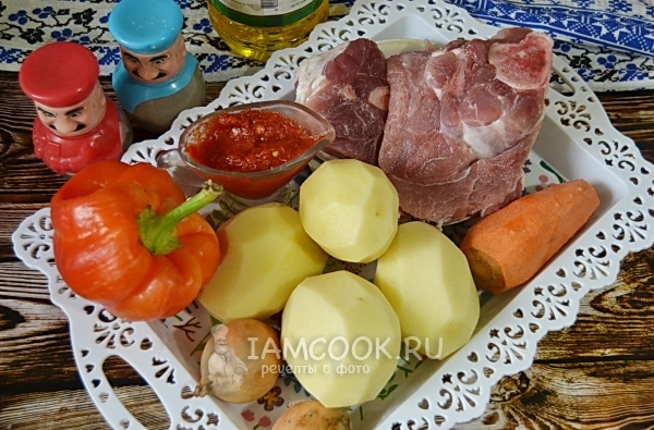 Ingrediente pentru tocană de cartofi cu carne într-o oală