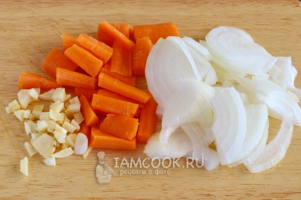 Snijd de uien, knoflook en wortels