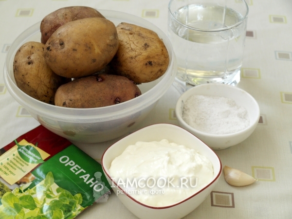 Ingredientes para batatas cozidas em creme azedo