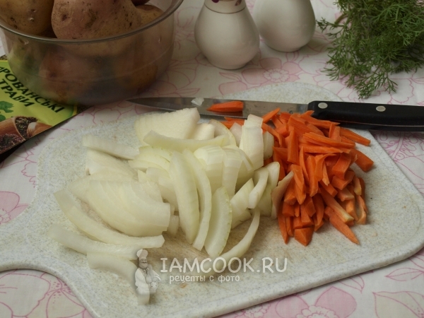 Pokroić cebulę i marchewkę