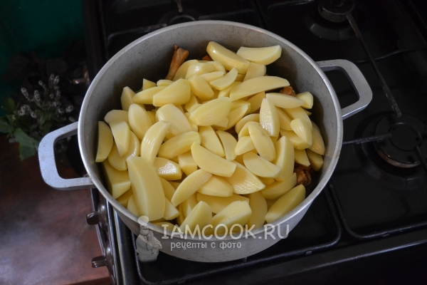 Coloque as batatas na carne