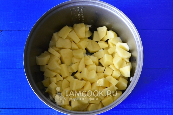 Umieść ziemniaki na cebuli