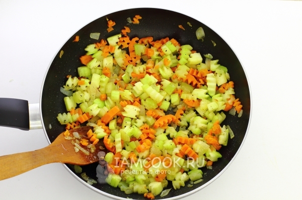 Foto van gestoofde courgette met wortelen en uien