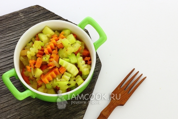 Receita de abobrinha cozida com cenouras e cebolas