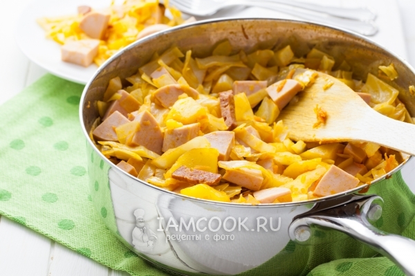 Gambar kubis rebus dengan kentang dan sosej